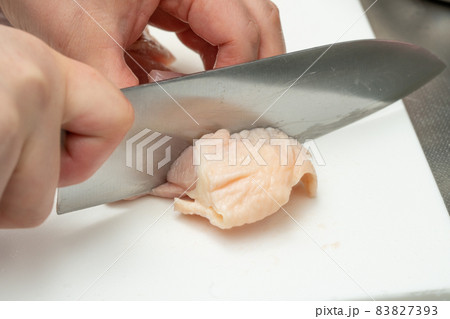 鶏胸肉を包丁でカット 83827393