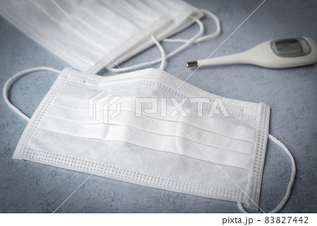 マスクで感染対策　インフルエンザ予防　新型コロナウイルス対策　同時流行　健康管理　体温計 83827442