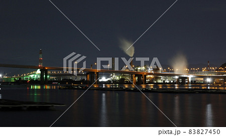 広島県坂町「さか・なぎさ公園」から撮影した広島大橋、マツダ宇品工場の夜景 83827450