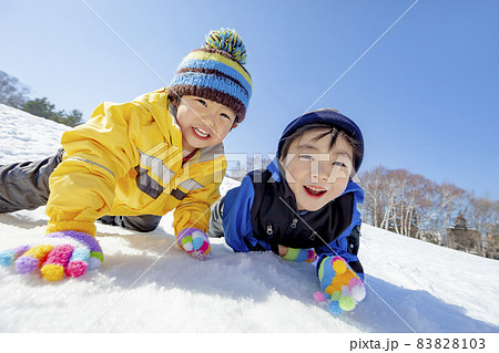 雪の公園で遊ぶ子供たち 雪の公園で遊ぶ子供たち 83828103