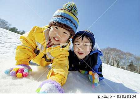 雪の公園で遊ぶ子供たち 雪の公園で遊ぶ子供たち 83828104
