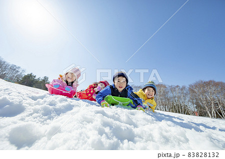 雪の公園でソリ遊びをする子供たち 雪の公園でソリ遊びをする子供たち 83828132
