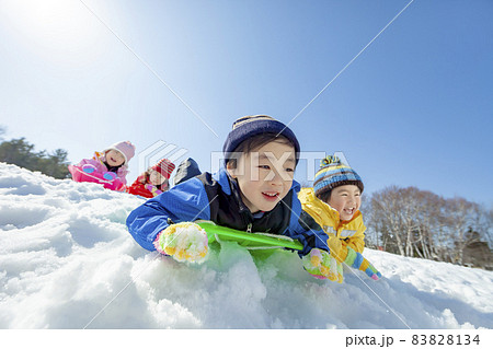 雪の公園でソリ遊びをする子供たち 83828134