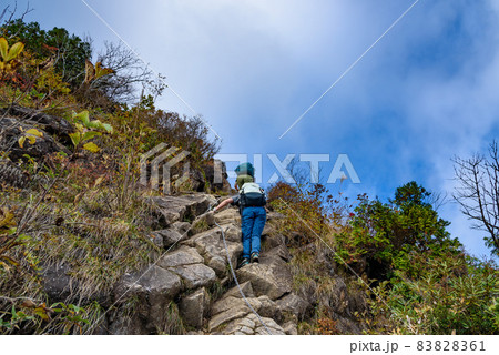 秋の谷川岳西黒尾根・鎖場を登る登山者 秋の谷川岳西黒尾根・鎖場を登る登山者 83828361