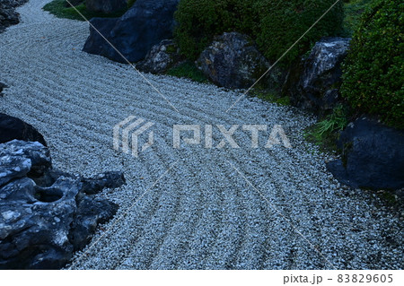 枯山水の白砂と川の流れのイメージ 枯山水の白砂と川の流れのイメージ 83829605