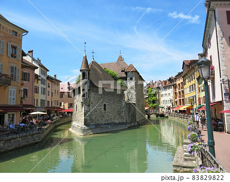 ティウ川に立つヨーロッパの古い宮殿, アヌシー, オート＝サヴォワ県, フランス 83829822