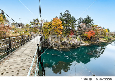 紅葉の厳美渓と吊り橋の御覧場橋 83829996