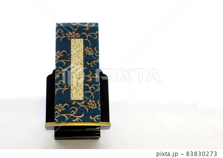 見台に立てられた先祖代々の戒名が書かれた過去帳3 83830273