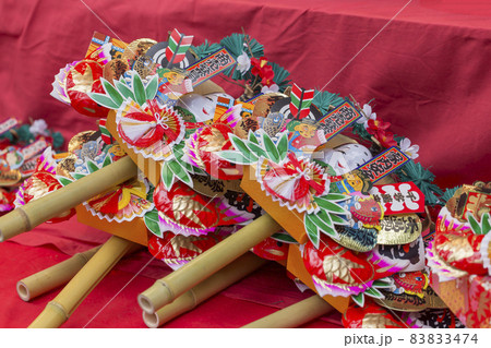 酉の市　熊手　商売繁盛　色鮮やか　神社 83833474