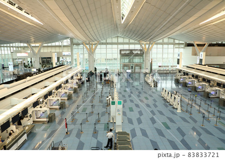 コロナ規制中の羽田空港国際線第3ターミナルの風景 83833721