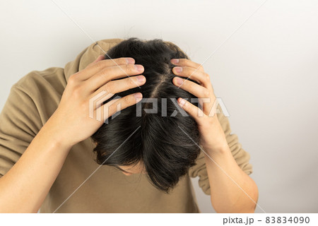 薄毛を気にする男性 83834090