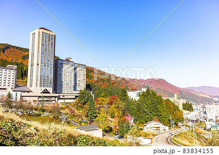 紅葉の湯沢町の街並み 83834155