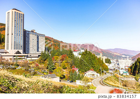 紅葉の湯沢町の街並み 83834157