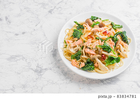 鮭とホウレン草の和風パスタ 鮭とホウレン草の和風パスタ 83834781