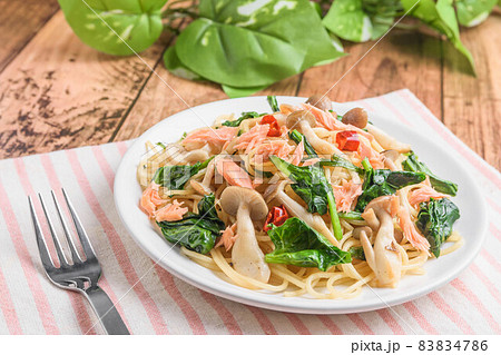 鮭とホウレン草の和風パスタ 鮭とホウレン草の和風パスタ 83834786