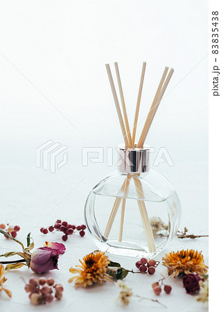 ドライフラワーとリードディフューザー　アロマイメージ素材 83835438