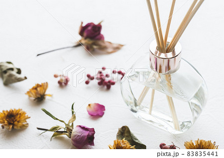 ドライフラワーとリードディフューザー　アロマイメージ素材 83835441