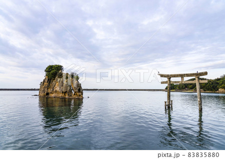 紀伊田辺 天神崎から見る海上鳥居と田所島 紀伊田辺 天神崎から見る海上鳥居と田所島 83835880