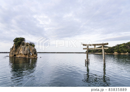 紀伊田辺天神崎 海上鳥居より元島神社を望む(参拝ポイント) 紀伊田辺天神崎 海上鳥居より元島神社を望む(参拝ポイント) 83835889