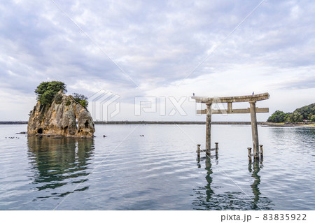 紀伊田辺　天神崎から見る海上鳥居と田所島 83835922