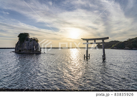 紀伊田辺天神崎　夕日をバックに見る海上鳥居と田所島 83835926