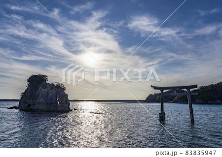 紀伊田辺天神崎 夕日をバックに見る海上鳥居と田所島 紀伊田辺天神崎 夕日をバックに見る海上鳥居と田所島 83835947
