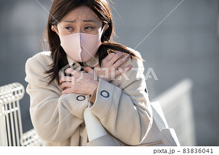 寒気・冷え性を感じる冬の女性 寒気・冷え性を感じる冬の女性 83836041