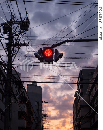 夕焼けと点滅信号 83836084