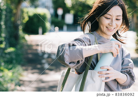 マイボトルを使う女性 83836092