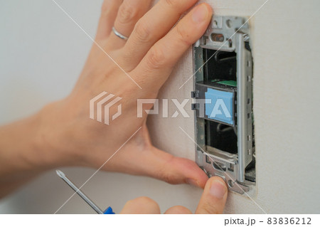 コンセントカバーの交換をする様子 コンセントカバーの交換をする様子 83836212