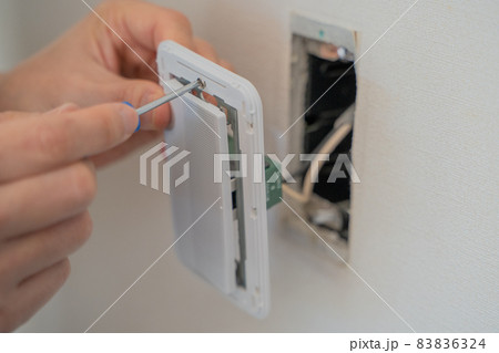 コンセントカバーの交換をする様子 コンセントカバーの交換をする様子 83836324