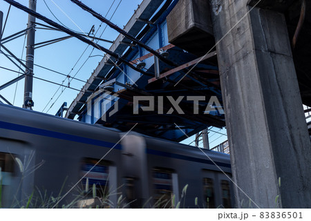 鉄道桁橋の下を通過する電車 交差する鉄道路線 b-1 鉄道桁橋の下を通過する電車 交差する鉄道路線 b-1 83836501