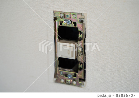 コンセントカバーを交換する様子 83836707