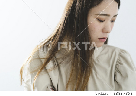 クールな女性ポートレート 83837858