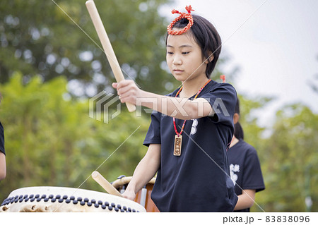 和太鼓を演奏する小学生女の子 83838096