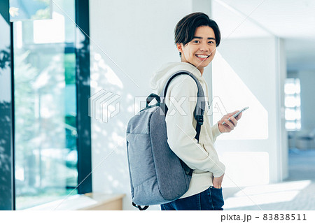 スマホを持って歩く大学生の男性 撮影協力「LINK FOREST」 スマホを持って歩く大学生の男性 撮影協力「LINK FOREST」 83838511