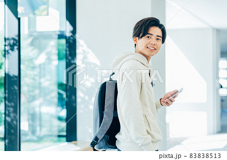 スマホを持って歩く大学生の男性　撮影協力「LINK FOREST」 83838513