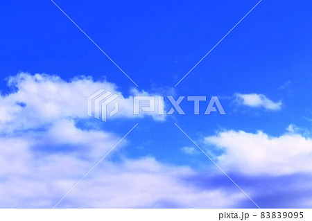 青空と白い雲 83839095