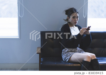 スマートフォンを使うクールな女性 83839415