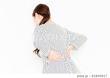 腰を手で抑えるカジュアルな服装の女性 腰を手で抑えるカジュアルな服装の女性 83840627