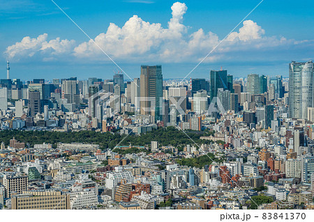 夏の東京 ビル群と夏雲を見渡せる都市風景の写真素材