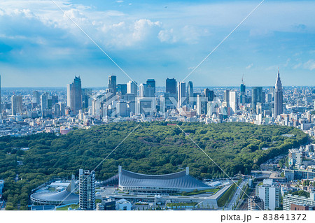 夏の東京 ビル群と夏雲を見渡せる都市風景の写真素材