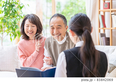 相談するシニア夫婦 83842069