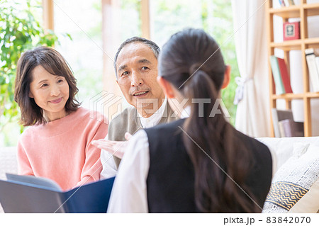 相談するシニア夫婦 相談するシニア夫婦 83842070
