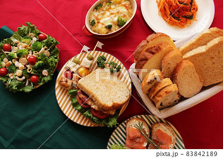 クリスマスパーティのテーブルコーディネート クリスマスパーティのテーブルコーディネート 83842189