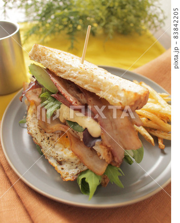 ベーコンエッグとアボカドをはさんだボリュームのあるサンドイッチ ベーコンエッグとアボカドをはさんだボリュームのあるサンドイッチ 83842205