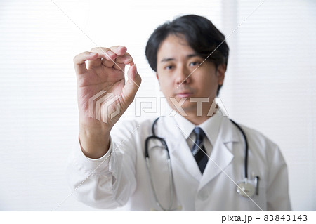 薬を持つ日本人の若い男性医師、 83843143