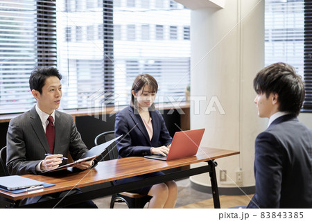 面接をするアジア人の管理職のビジネスパーソン 83843385