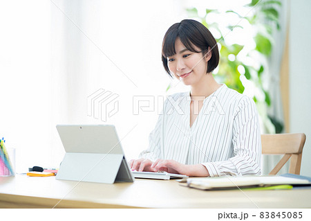女性 テレワーク 在宅勤務 パソコン 女性 テレワーク 在宅勤務 パソコン 83845085