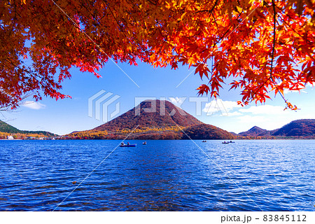 紅葉最盛期の榛名山と榛名湖【群馬県高崎市】 83845112